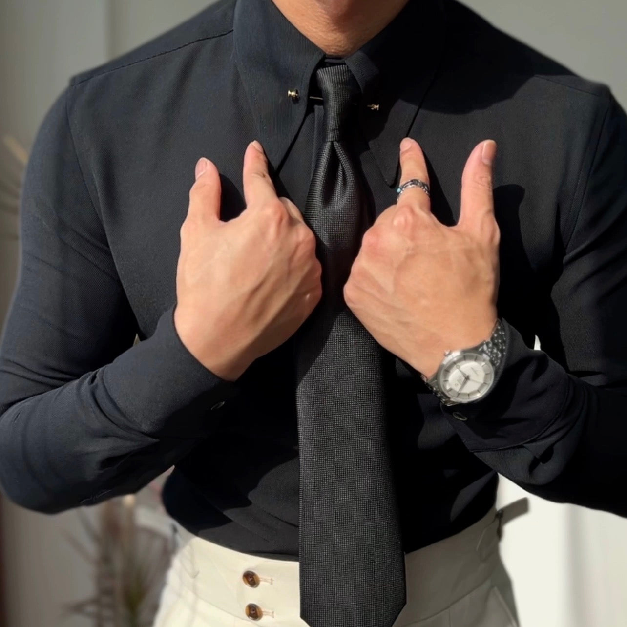Camisa con cuello de punta y barra de cuello