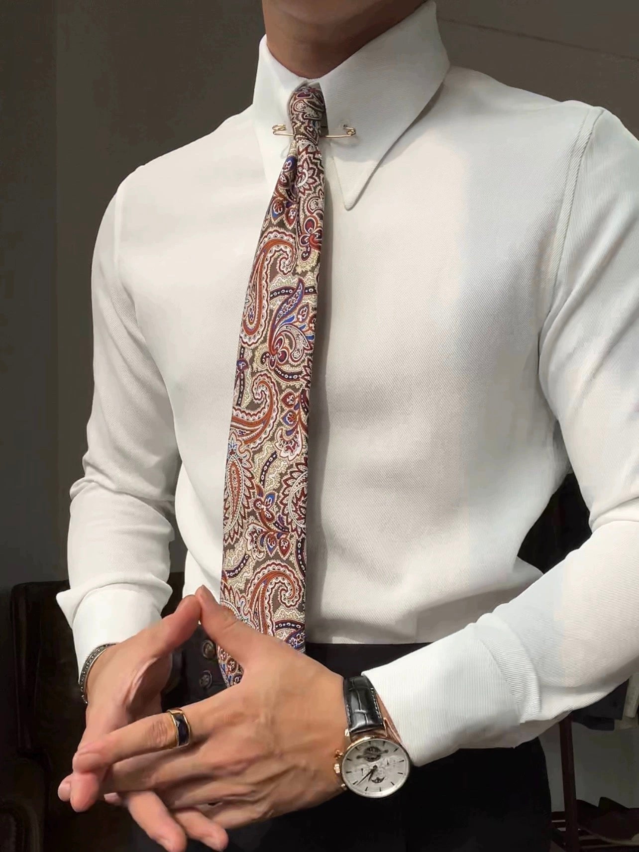 Camisa con cuello de punta y barra de cuello