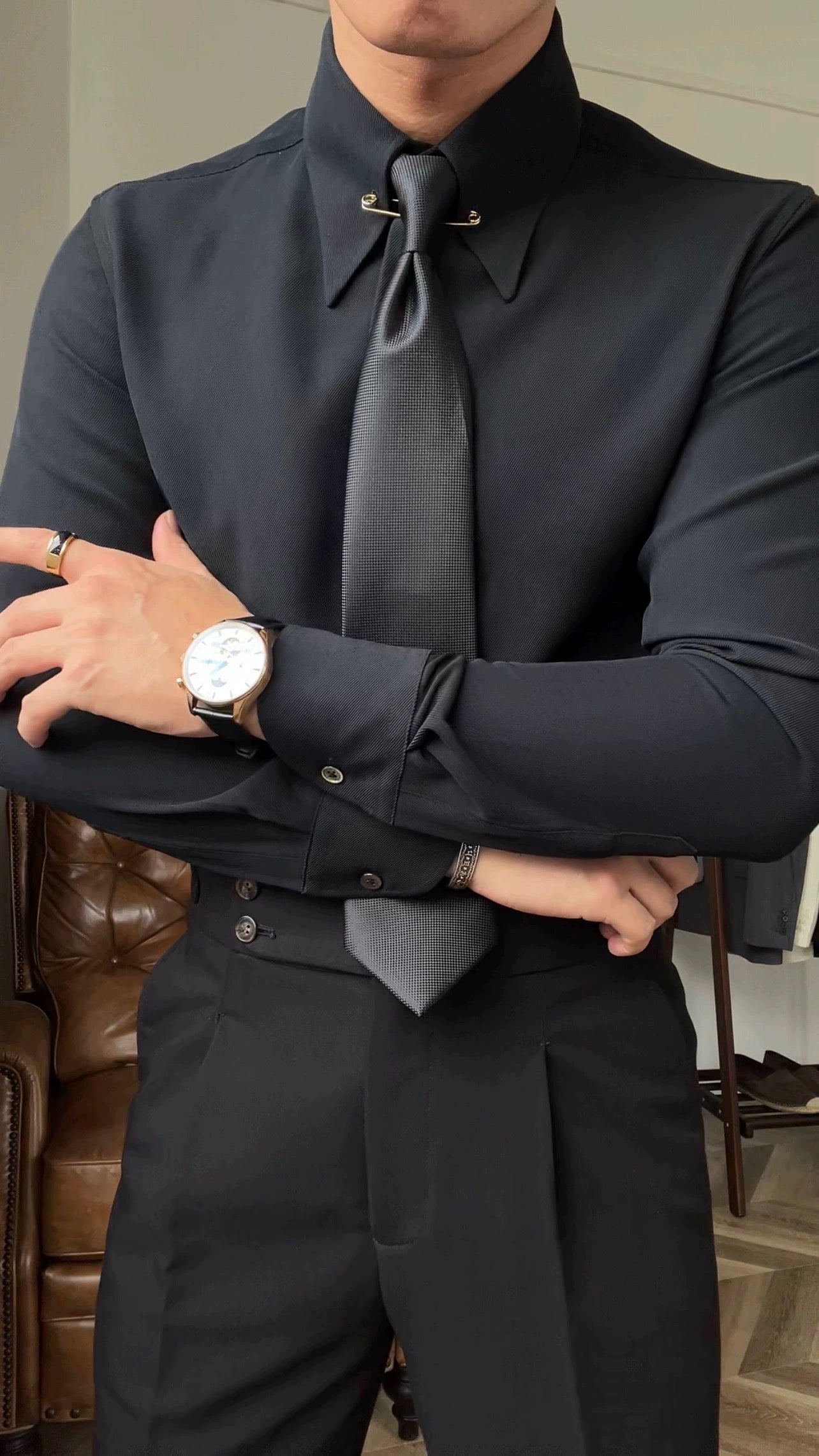 Camisa con cuello de punta y barra de cuello