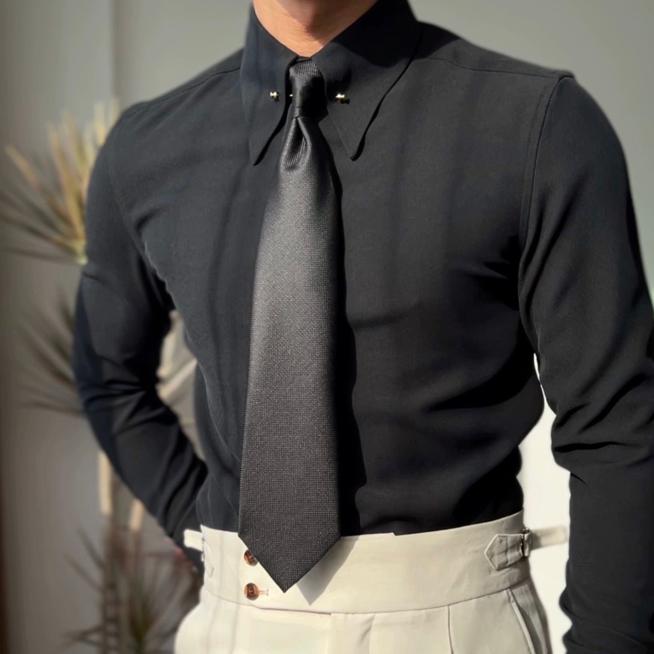 Camisa con cuello de punta y barra de cuello