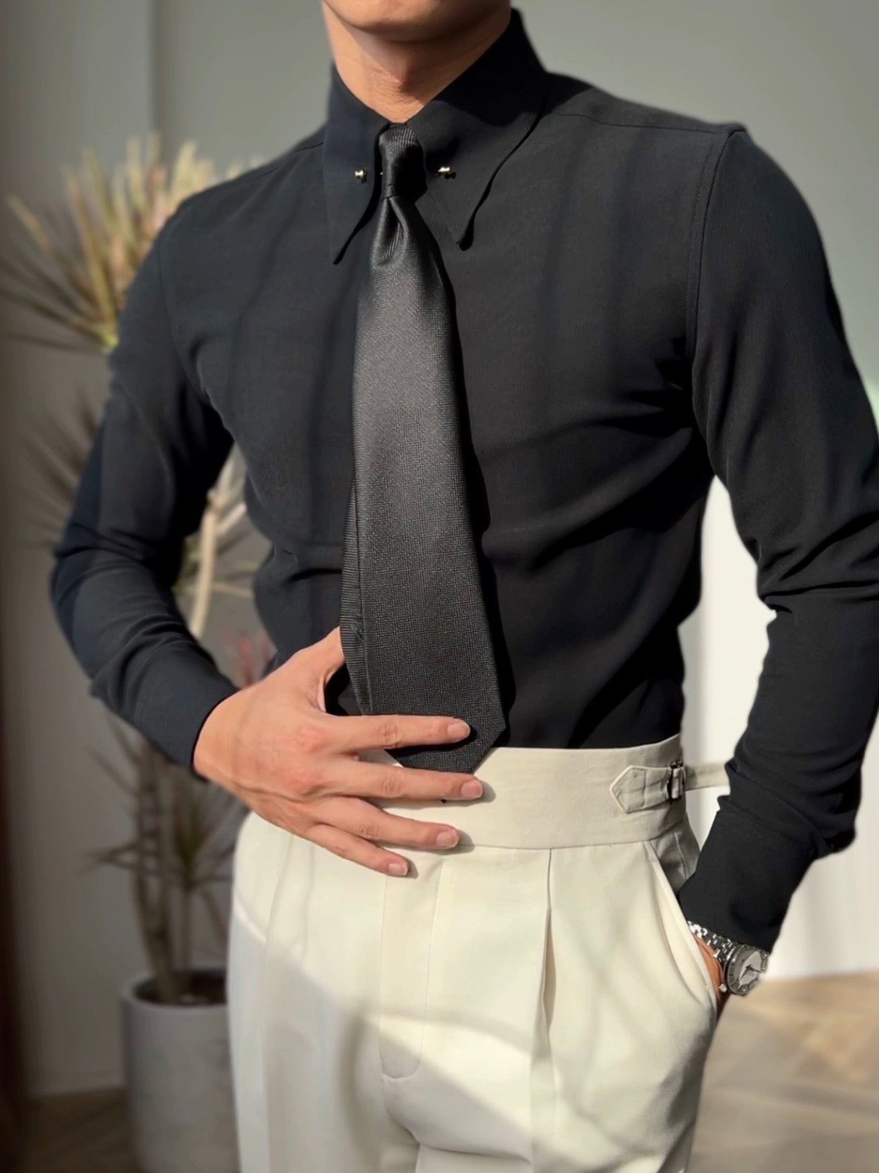 Camisa con cuello de punta y barra de cuello