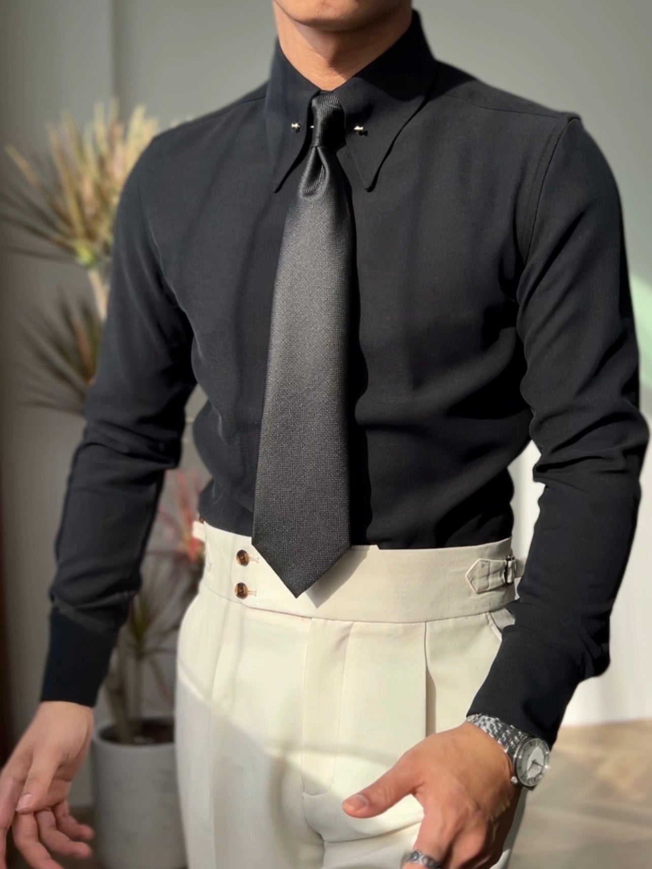 Camisa con cuello de punta y barra de cuello
