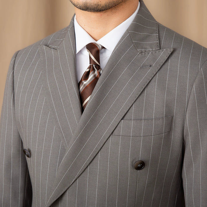 Traje Gris con Rayas Diplomáticas y Solapa Cruzada