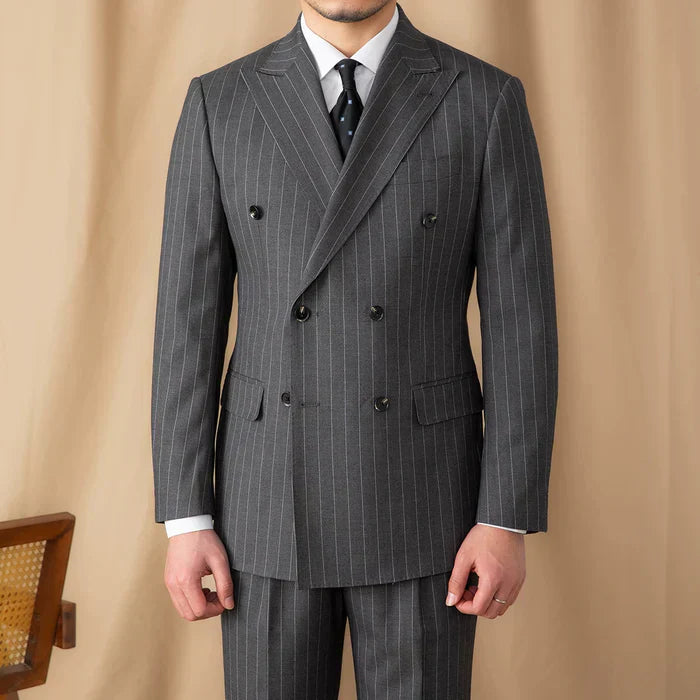 Traje Gris con Rayas Diplomáticas y Solapa Cruzada