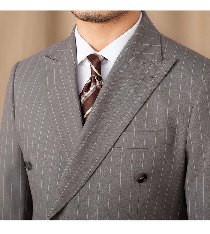 Blazer cruzado gris a rayas diplomáticas