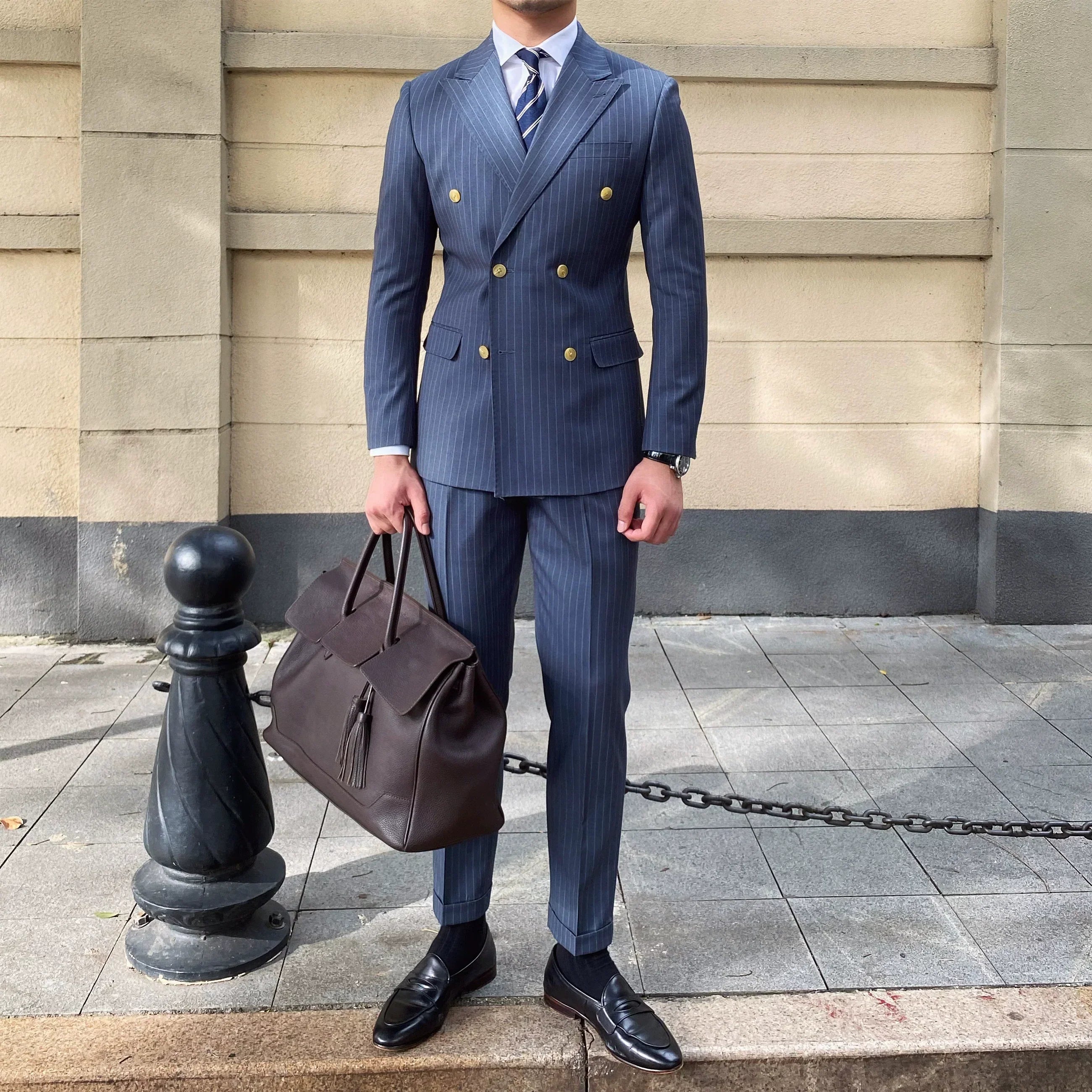 Costume anglais gessé à double boutonnage