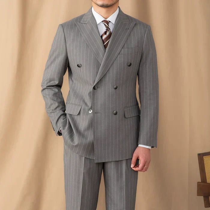 Traje Gris con Rayas Diplomáticas y Solapa Cruzada