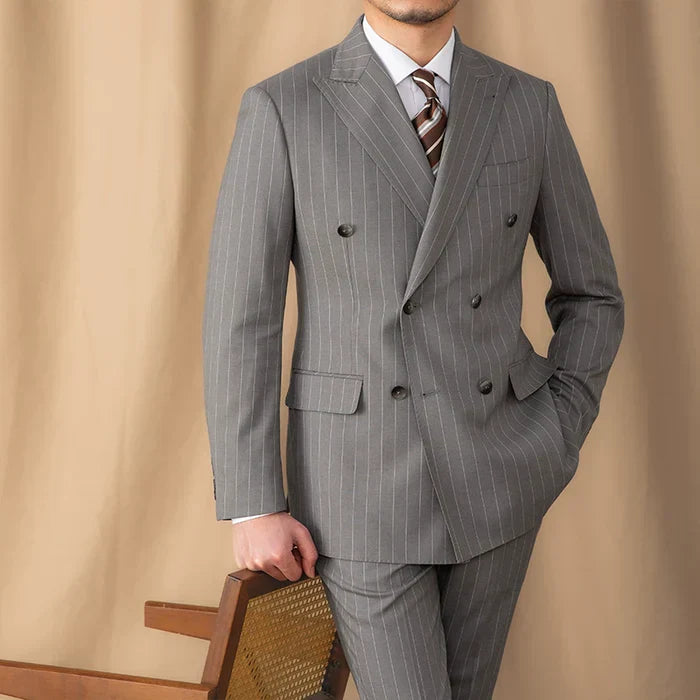 Traje Gris con Rayas Diplomáticas y Solapa Cruzada