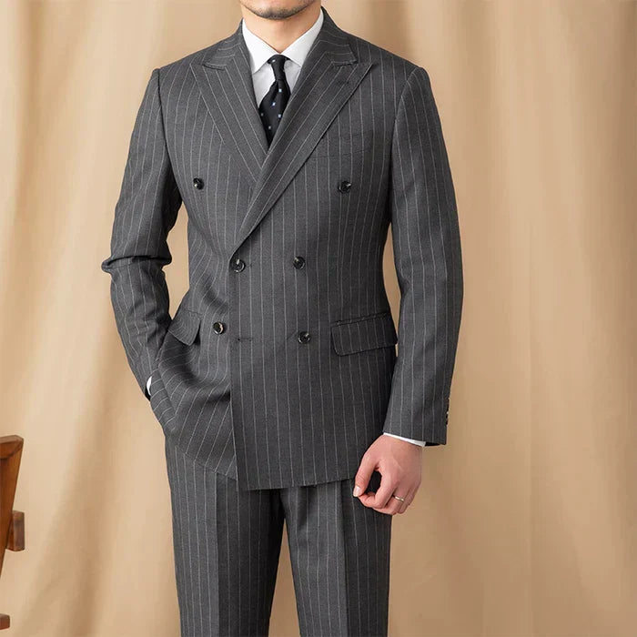 Traje Gris con Rayas Diplomáticas y Solapa Cruzada