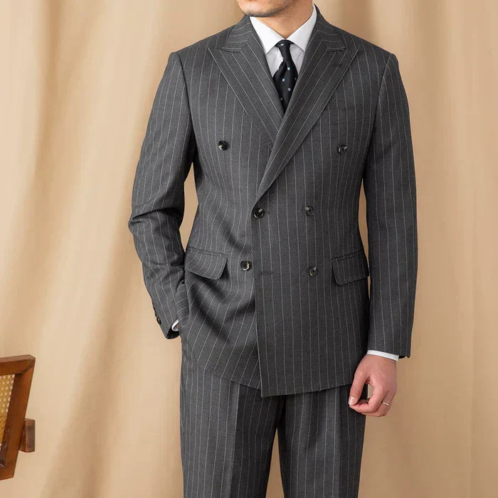 Traje Gris con Rayas Diplomáticas y Solapa Cruzada