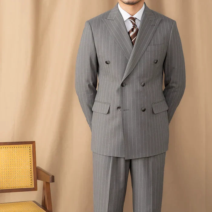 Traje Gris con Rayas Diplomáticas y Solapa Cruzada