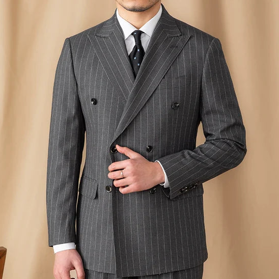Blazer cruzado gris a rayas diplomáticas