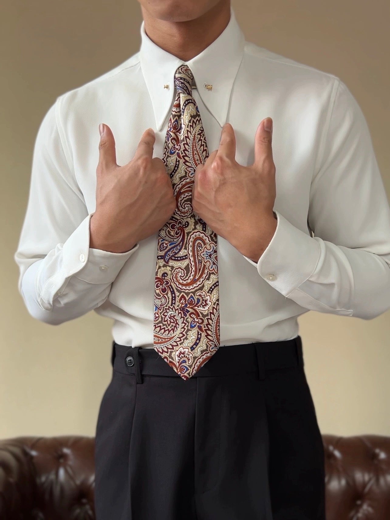 Camisa con cuello de punta y barra de cuello