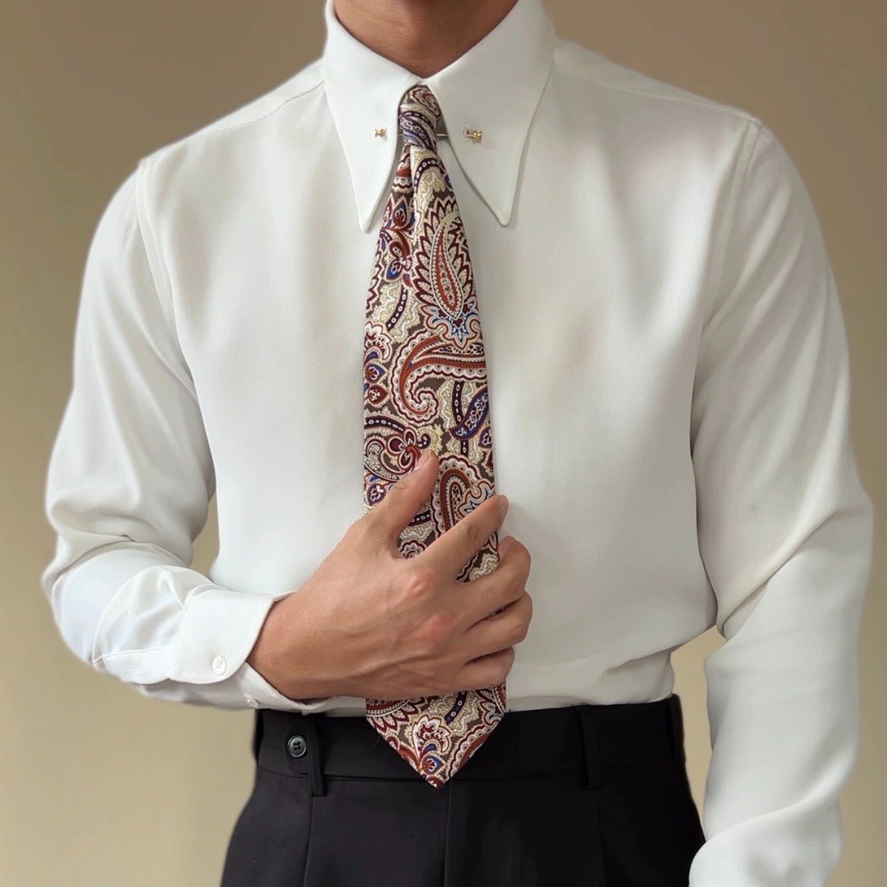 Camisa con cuello de punta y barra de cuello