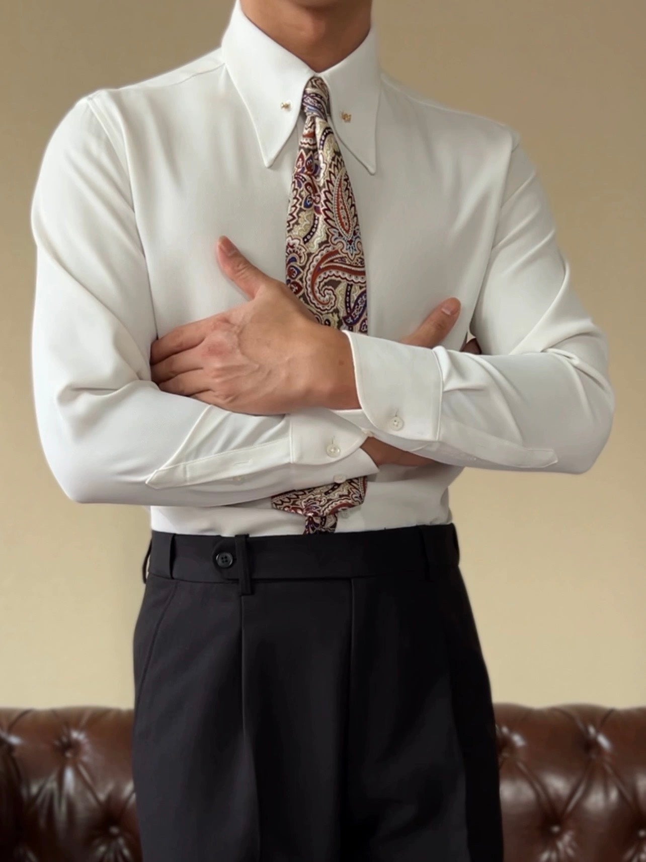Camisa con cuello de punta y barra de cuello