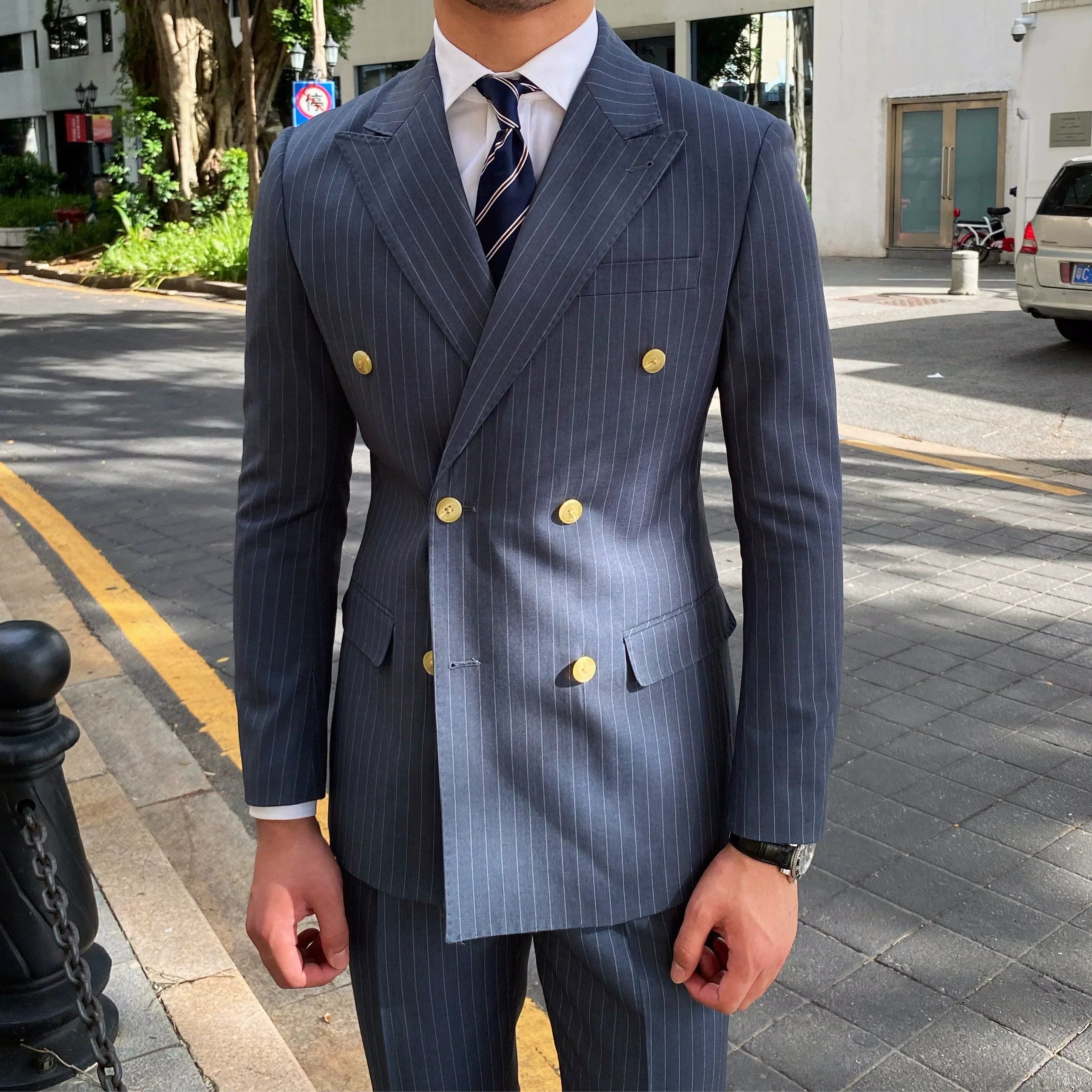 Costume anglais gessé à double boutonnage