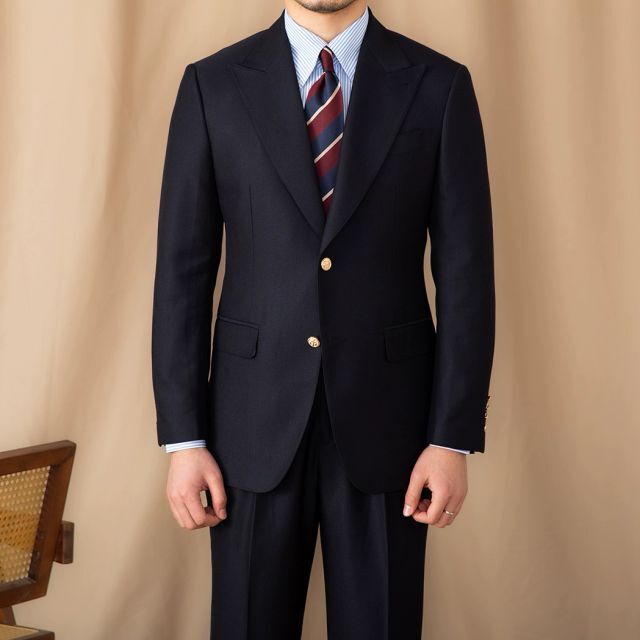 Traje negro británico de dos botones