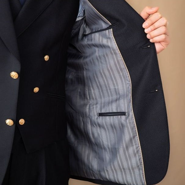 Traje negro británico de dos botones